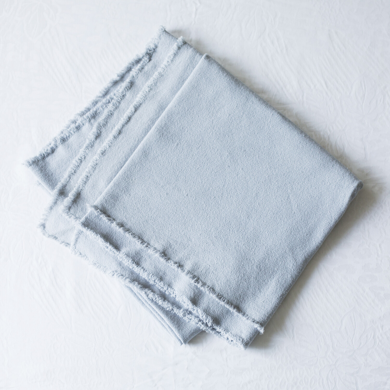 taubenblaues Baumwollgewebe
gefranste Kanten
